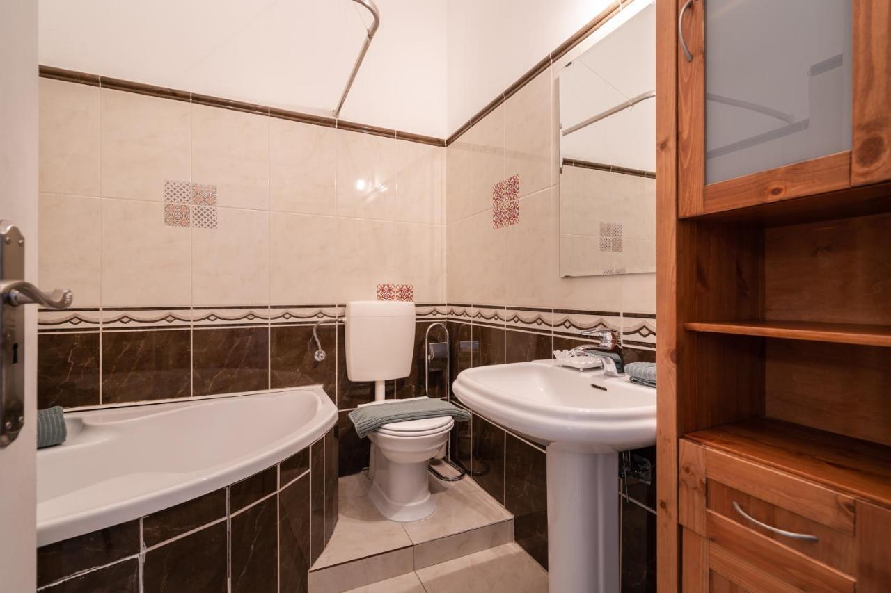 K10 - Kazinczy Street Heritage Suite - Best Location By Bqa Budapest Exterior foto
